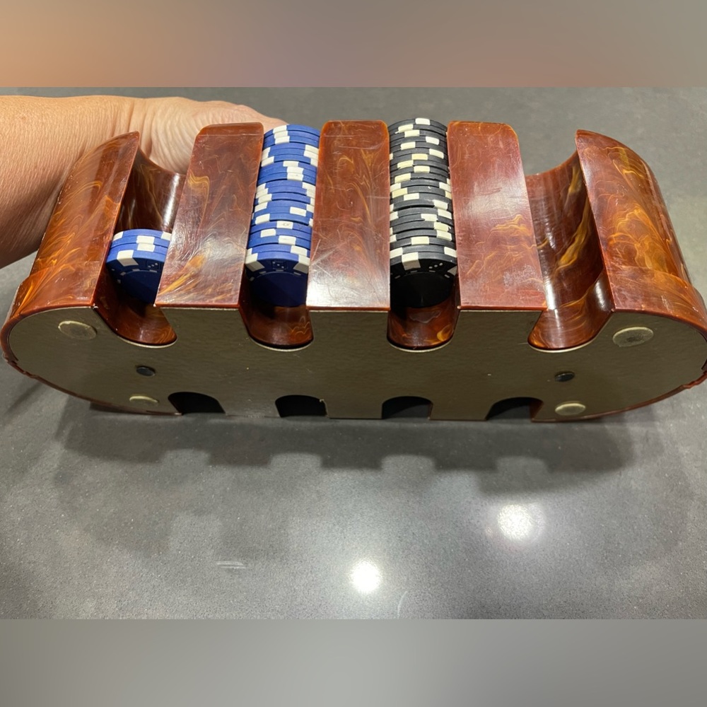 Vintage Bakelite Poker Caddy. Very nice wood grain like swirls. Chips included. - Picture 5 of 9